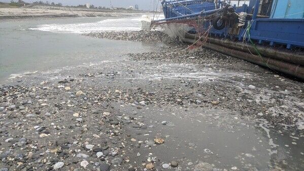 潮來潮往之間，須注意礫石灘上是否有油污沾附。