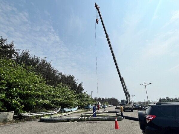 管線7.5噸以上，出動吊臂吊掛上岸