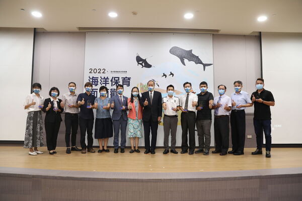 Image 1. OAC Minister Lee Chung-Wei and Director-General of the OCA Julia Huang Hsiang-Wen, in group photo with the representatives of the winning local governments of the Marine Environmental Management Assessment Program
