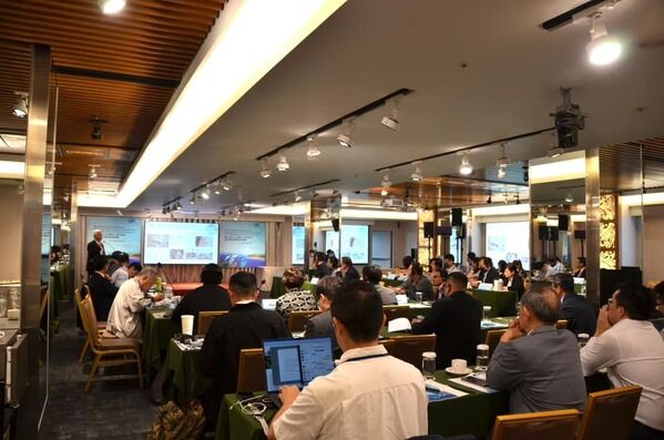 講者簡報。Speaker made the presentation.