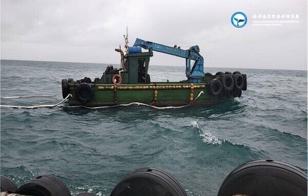 海歷工作船執行吸油棉索清污作業