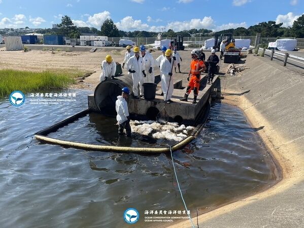 講師示範油污染清除作業