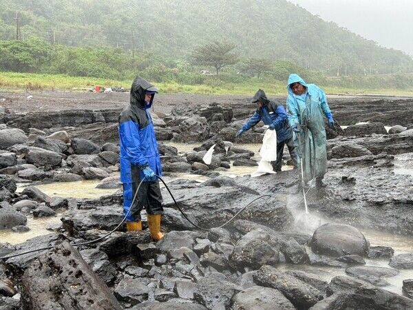 圖二 宜蘭大里海蝕平台油污清除照片