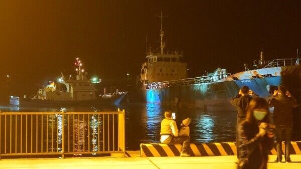 拖吊漁船將船隻拖離擱淺地帶回馬公港
