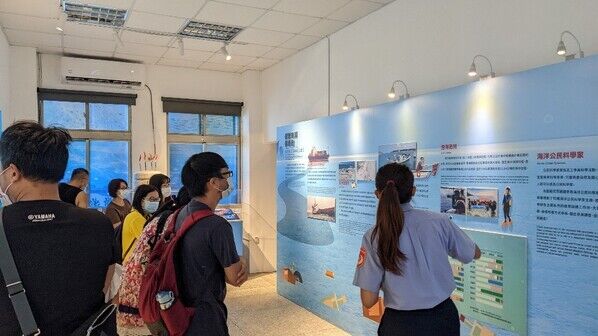 海洋驛站解說員向學員講解台灣在海洋環境污染所做的措施