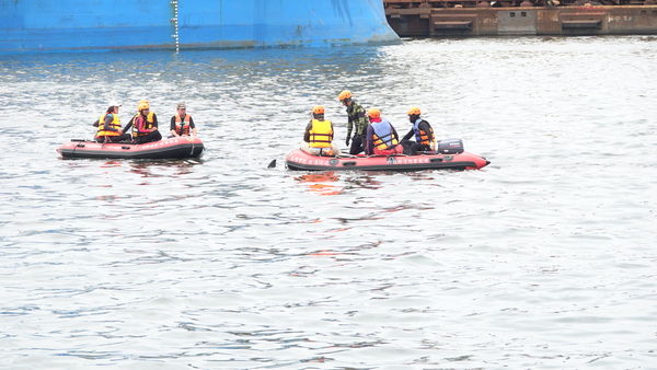 圖二、救援人員嘗試接近目標小虎鯨
