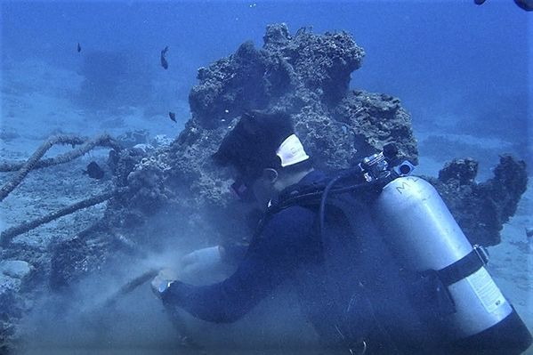 Photo 4: Divers removing abandoned ropes from the ocean.