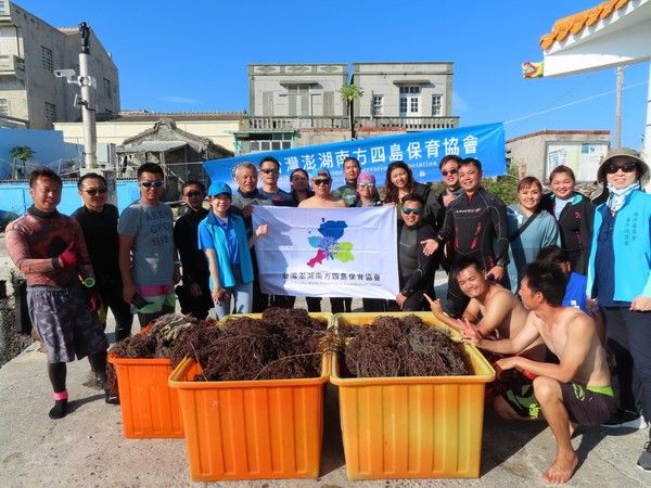 圖4  海保署與台灣澎湖南方四島保育協會辦理「海洋保育在地守護計畫」，當天20餘位志工清除海底覆網超過500公斤