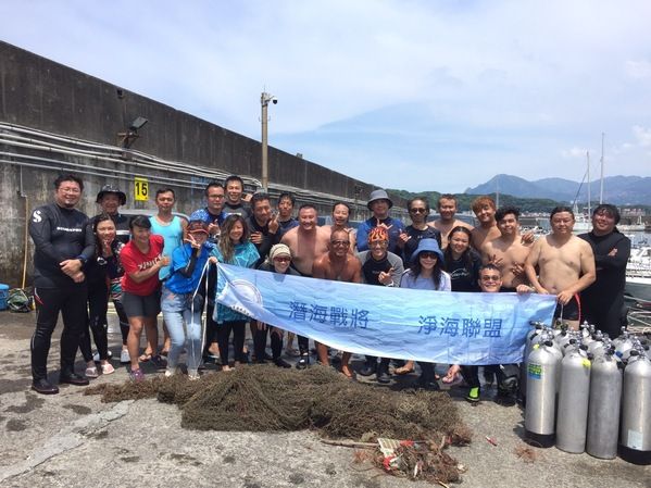圖6  海保署號召潛海戰將 集結子母岩清除纏「龜」覆網