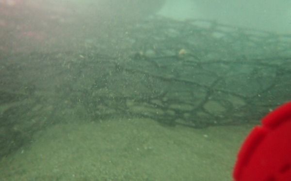 圖2.潛水員於海底作業能見度差
