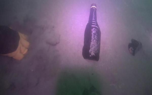 圖5.潛水員於高屏溪口外海清除玻璃瓶