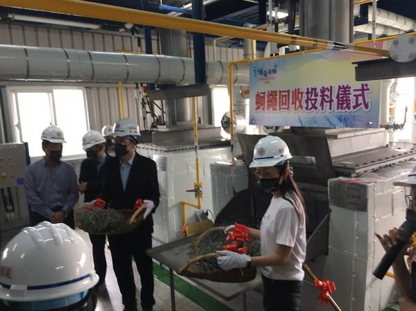 圖3.由海委會蔡副主委、海保署黃署長進行廢蚵繩投料作業