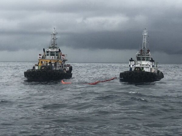 中油工作船大林一號及大林九號於海上以攔油索圍堵油污