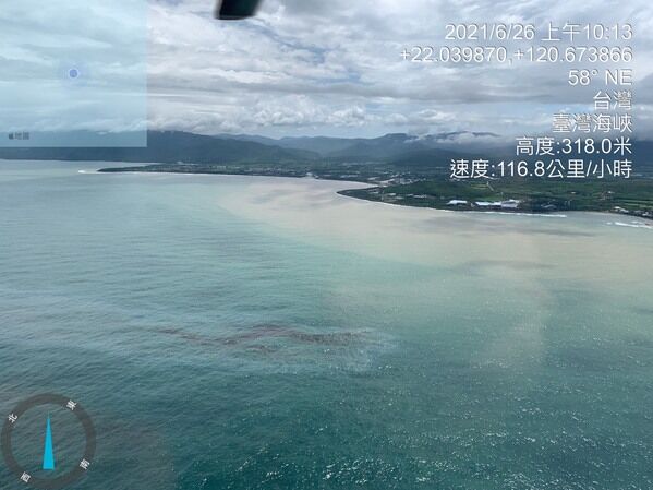 圖一  26日空勤總隊直升機協助空勘恆春半島外海油污散佈情形