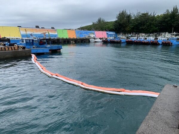 圖六  山海漁港鋪設2道吸油棉索圍堵油污再進入