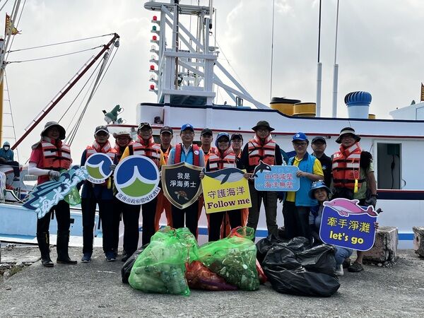 圖2-臺南市環保艦隊協助打撈海漂垃圾