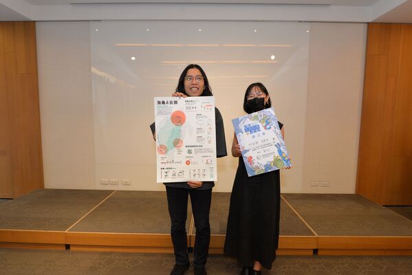 Image 2. 2nd place group "Sad Tidings for Sea Turtles" (winning group members: Chi-Yueh Ko, Chiao-Yi Mai)