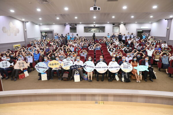 Image 2. Group photo of all the guests and speakers of the seminar