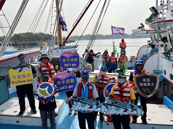 Tainan City Environmental Protection Fleet assisted in salvaging the floating garbage (marine debris)