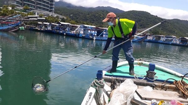 Yilan County Environmental Protection Fleet assists in salvaging marine debris