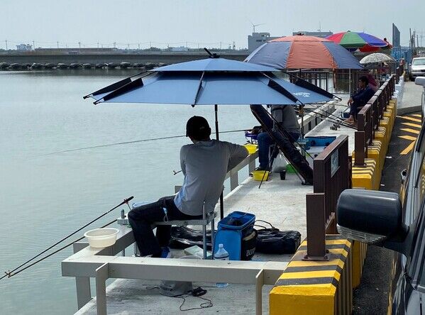 圖4 雲林縣台西及金湖釣魚平台竣工，釣友垂釣不再人車爭道。