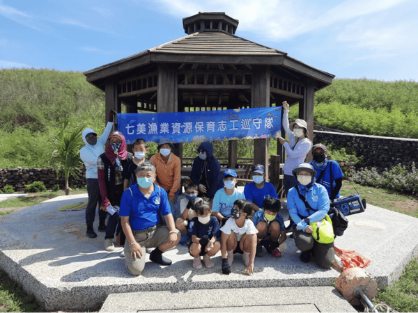 圖3 澎湖縣七美鄉平和社區發展協會自發性組織社區巡守隊巡查七美漁業資源保育區，理性勸說在地漁民或居民盜採保育類生物的行為。
