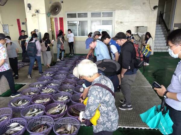 圖8 APEC講者參觀漁港拍賣漁貨