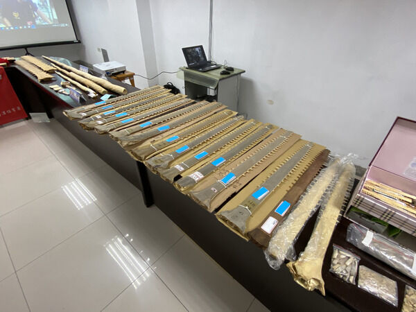 圖1 海保署與海巡署偵防分署臺南查緝隊等查緝單位聯合查獲大批鯊魚劍