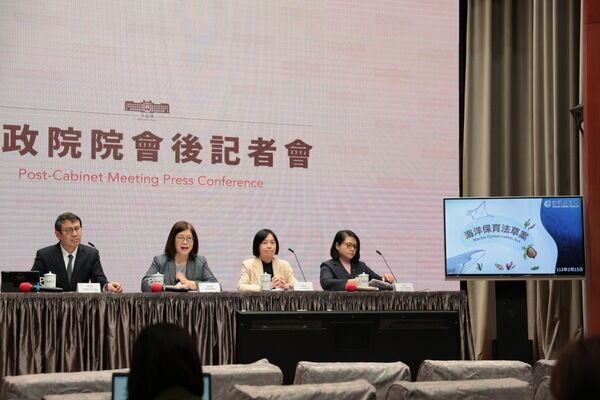 圖1 海委會主委管碧玲回應記者提問海洋保育法草案