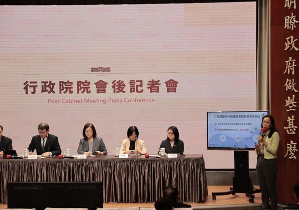 圖2 海委會海保署署長黃向文簡報海洋保育法草案立法重點