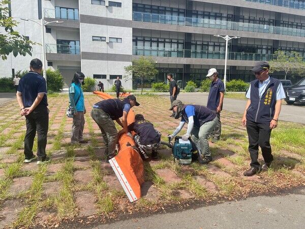 圖一、現地考核充氣式攔油索操作現場(臺中市)