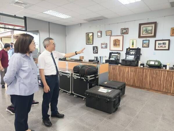 圖二、南區毒化災專業訓練中心陳政任主任向管主委介紹偵檢設備