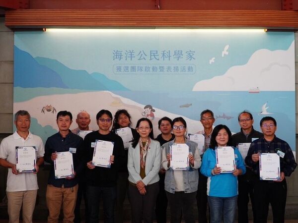 Director-General Huang Hsiang-wen with recognized Ocean Citizen Scientists-1