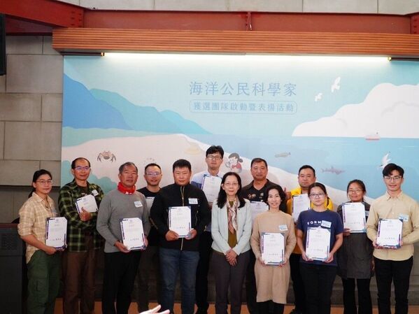Director-General Huang Hsiang-wen with recognized Ocean Citizen Scientists-2