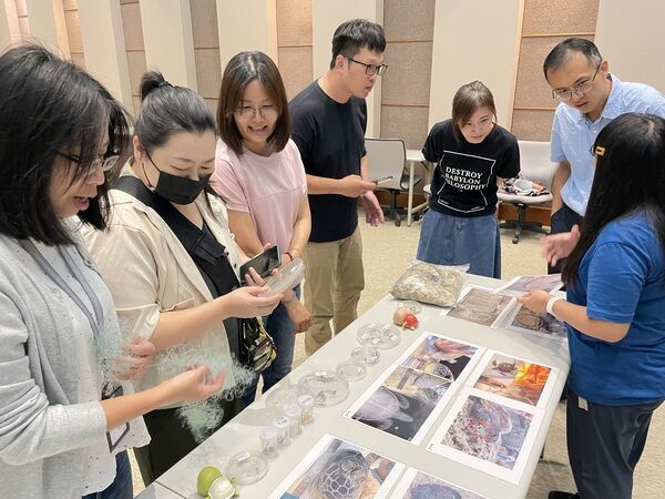 圖3、現場展示救援過程的點滴與實物，讓與會人員更理解海洋動物的遭遇，也感受自身投入救援的實質意義