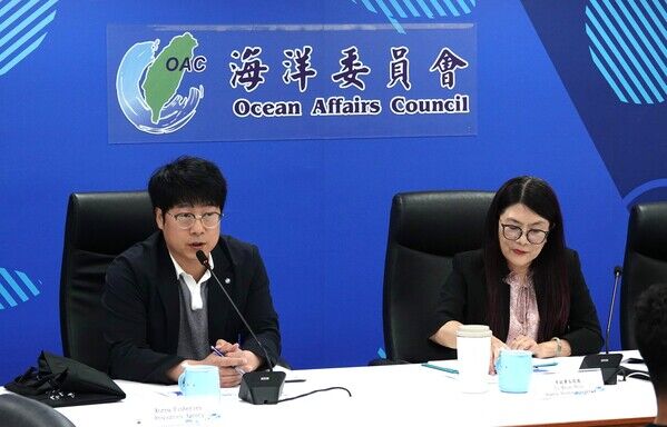 圖1-韓國海洋水產部漁業資源局漁具押金管理中心副理CHILHOON JEONG (左)與海保署李筱霞副署長(右)討論兩國海廢處理機制