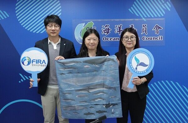 圖2-海保署署長陸曉筠(中)與副署長李筱霞(右)贈送本署紀念品予韓國海洋水產部漁業資源局漁具押金管理中心副理CHILHOON JEONG (左)