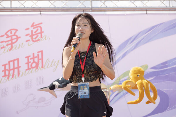 圖2-2.小嫻致詞照（海洋保育大使小嫻）