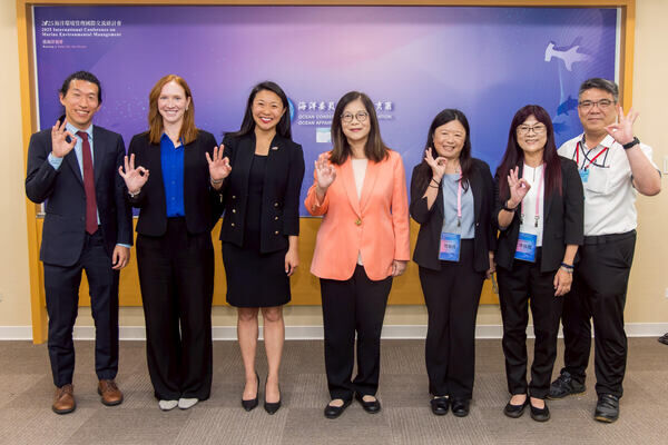 圖1 臺灣海洋委員會與海洋保育署合影美國環保署於海洋心願牆