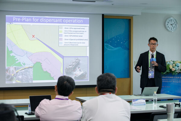 圖1 日本海上災害防止中心課長桓本英臣報告日本海上災防議題