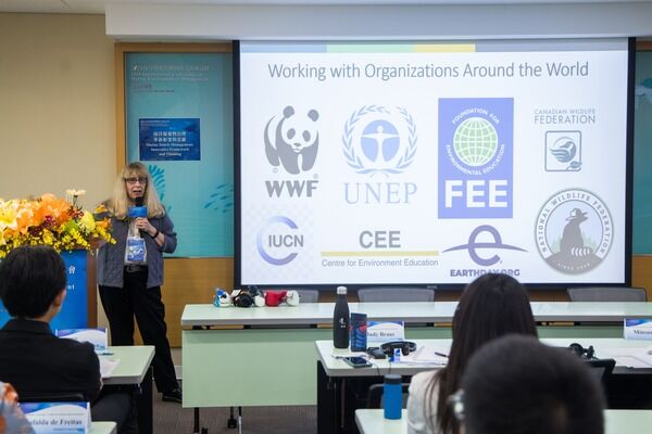 圖2 北美環境教育學會執行總監Judy Braus介紹全球青年創新挑戰賽