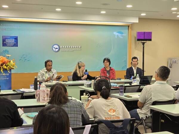 圖3 北美環境教育學會執行總監Judy Braus(左2)與海湧工作室講者郭芙(右2)回應與會者提問