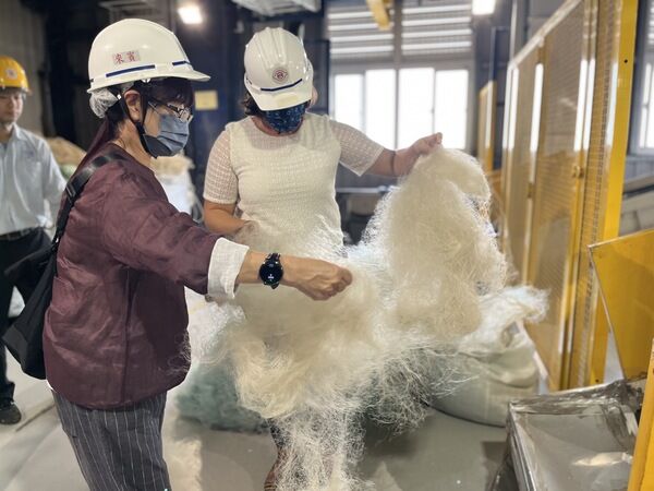 圖3 美國夏威夷太平洋大學海廢研究中心微型塑膠計畫主任瑪法達博士(Dr. Mafalda)參訪台灣化學纖維股份有限公司體驗漁網回收再利用流程