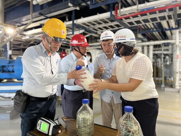 圖4 台灣化學纖維股份有限公司及海保署向美國夏威夷太平洋大學海廢研究中心微型塑膠計畫主任瑪法達博士(Dr. Mafalda)解說海廢回收再利用