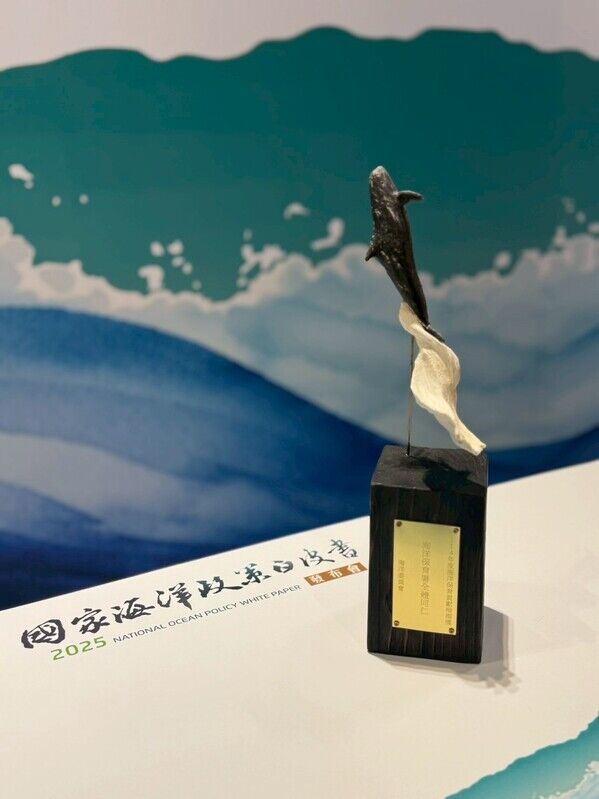 圖3 由熱愛鯨豚的藝術家張意所設計第三屆海貢獎座，從海洋躍動生命力出發，木製鯨豚游動軌跡，傳遞對海洋永續的期待 