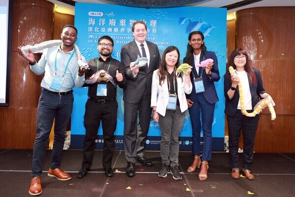 圖1 2025海洋廢棄物治理深化亞洲夥伴孕育工作坊與YIC全球青年挑戰賽3位得主合照