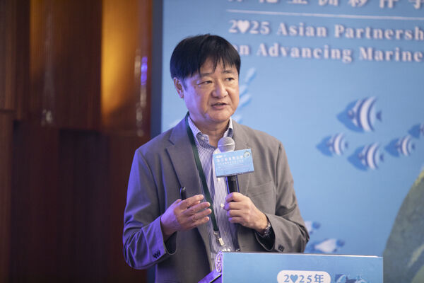 圖3 日本九州大學磯邊篤彥教授專報【海洋微塑膠污染：來自「全球海洋微塑膠地圖（AOMI）」資料庫的現況與未來展望】照片