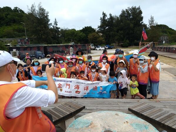 「好食金門海洋漁」參與民眾和活動布條歡喜合照