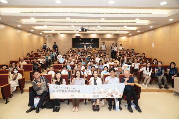 海委會主委管碧玲、副主委黃向文、海保署長陸曉筠與來賓及民眾大合照