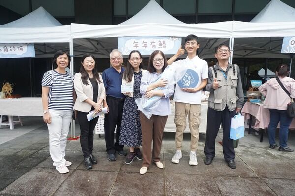 海委會主委管碧玲、副主委黃向文及海保署長陸曉筠與海洋公民科學嘉年華攤位(年年有鰆)合照